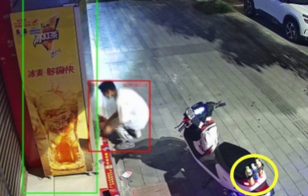 AI視頻監(jiān)控畫(huà)面曝光，臨街超市戶外冰柜屢次被盜